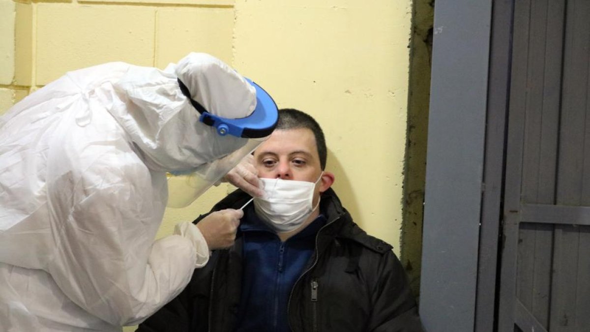 Cribado masivo entre usuarios y trabajadores de Acudam, ayer.