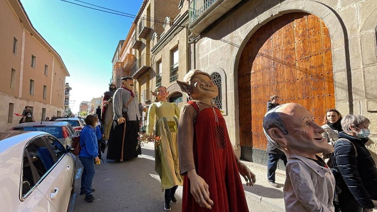 Els gegants i capgrossos van obrir la jornada festiva de diumenge.