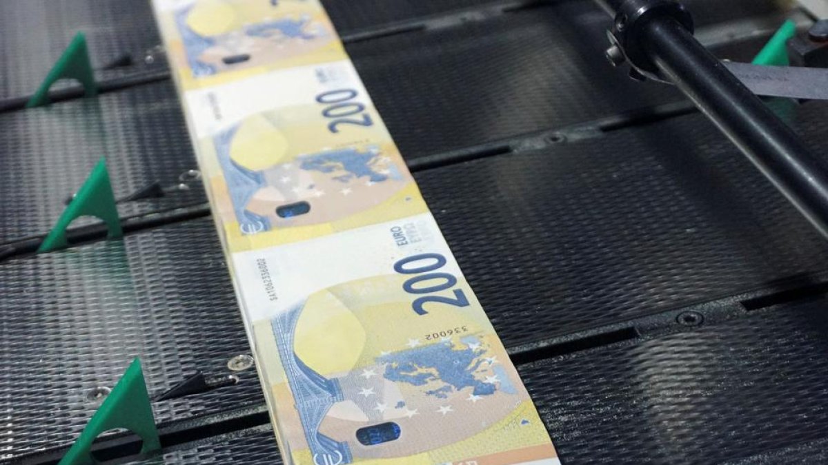 Així són els nous bitllets de 100 i 200 euros