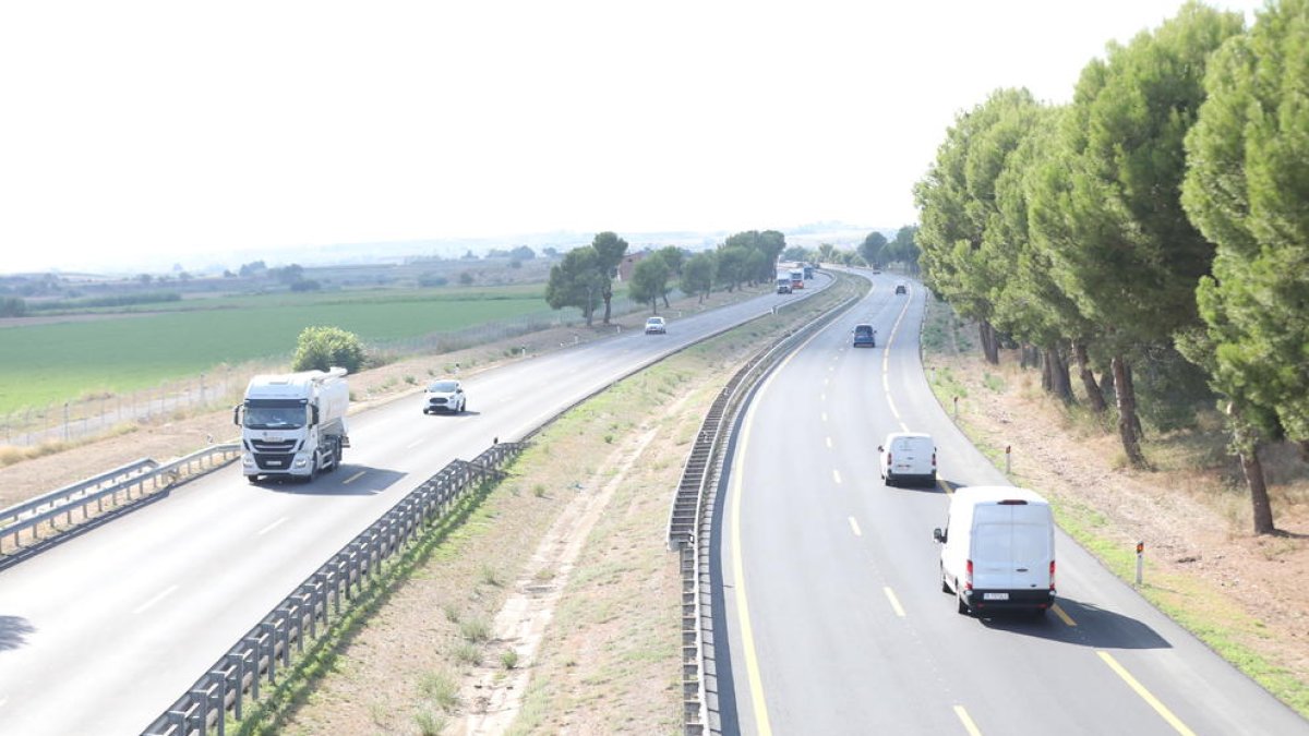 Los cuatro carriles de la variante de la A-2 a su paso por Lleida, con la circulación sin retenciones.