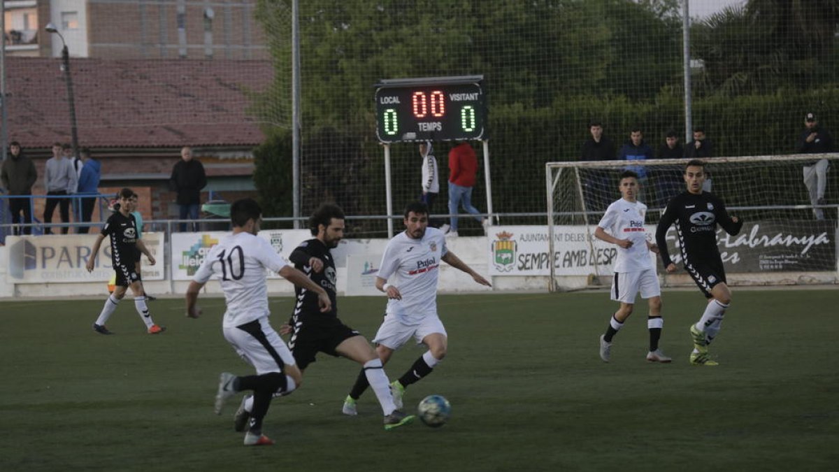 Dos jugadors del Borges intenten frenar-ne un altre del Rapitenca, ahir al Municipal.