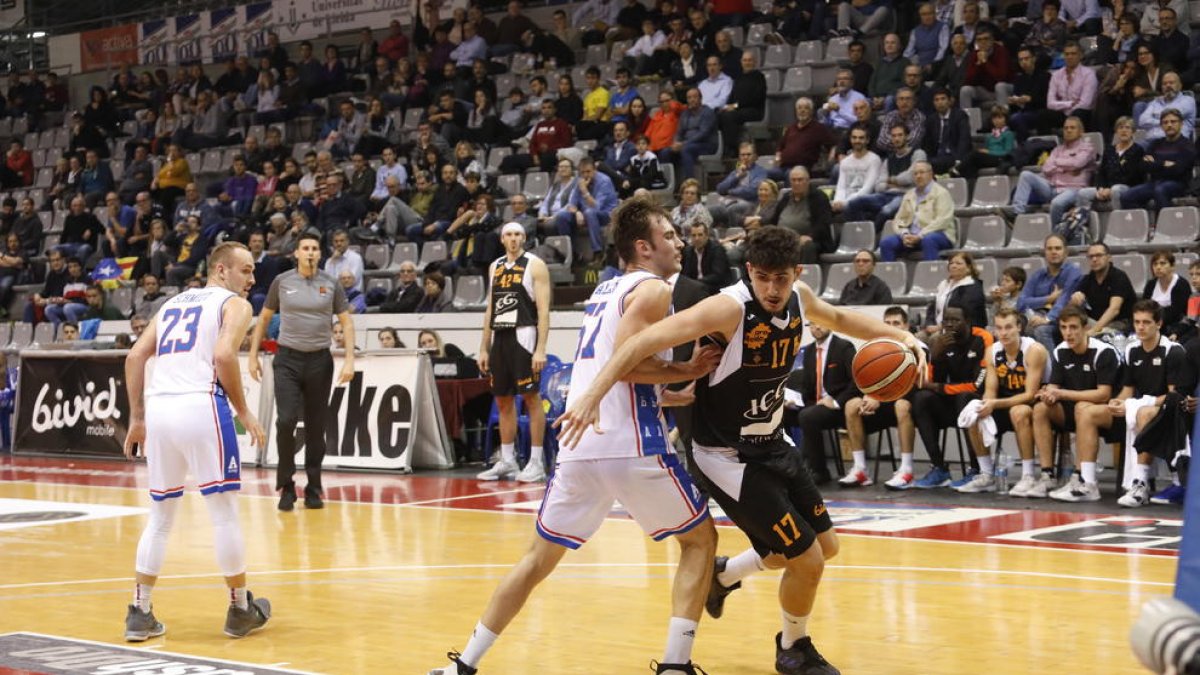 Marc Martí, el millor jugador del Força Lleida durant el partit, supera Galán, que va acabar desqualificat per una segona antiesportiva.