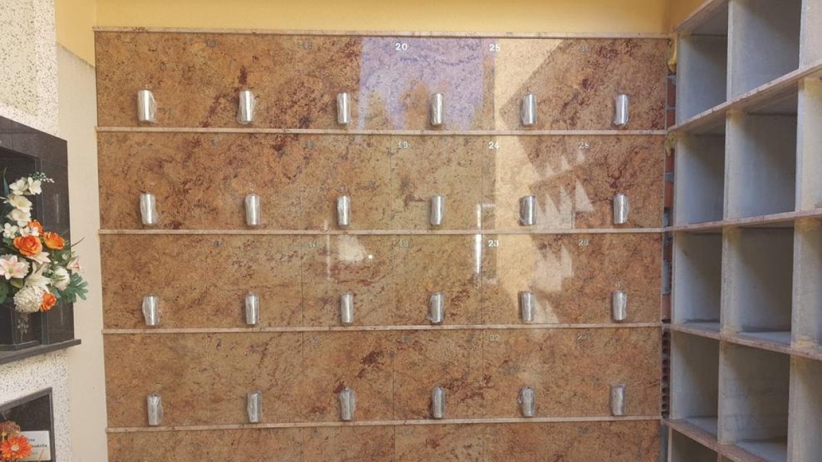 El nou columbari, amb capacitat per a 60 urnes.