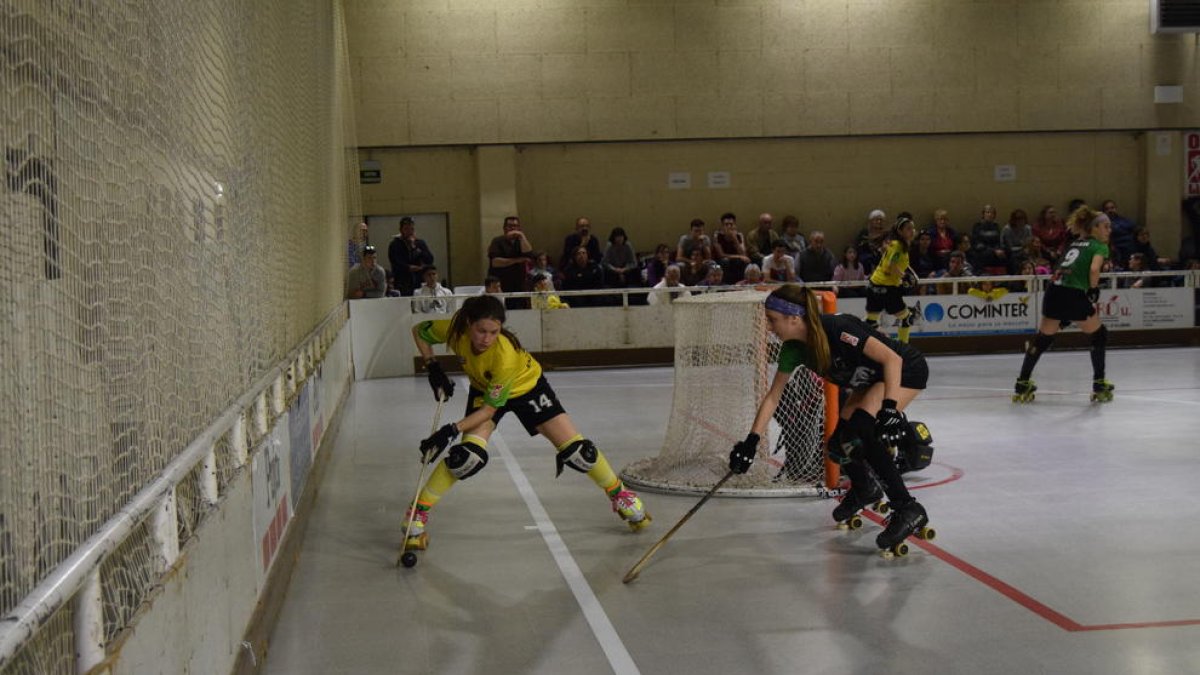 Victòria Porta controla la bola ante una jugadora del Bigues i Riells.