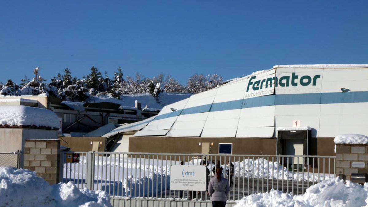 La nieve hizo que se derrumbara el techo de esta nave en Falset.