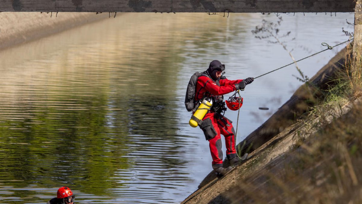 Mossos y Bomberos buscan en el canal de Seròs a una mujer desaparecida