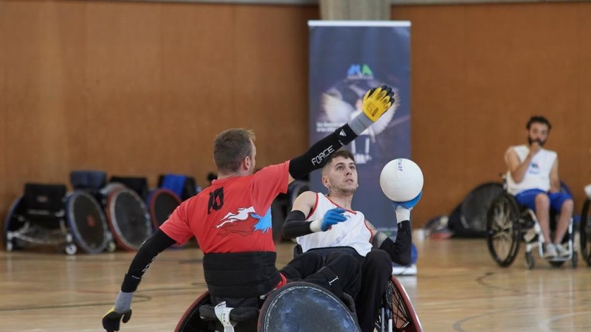 El Quad Rugbi és un esport de contacte en una pista de bàsquet i amb una pilota de voleibol.