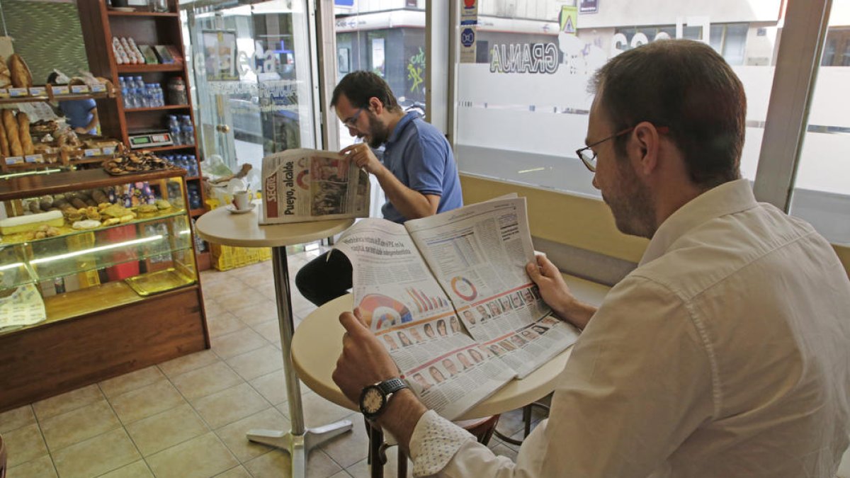 Imagen de archivo de lectores leyendo el diario SEGRE