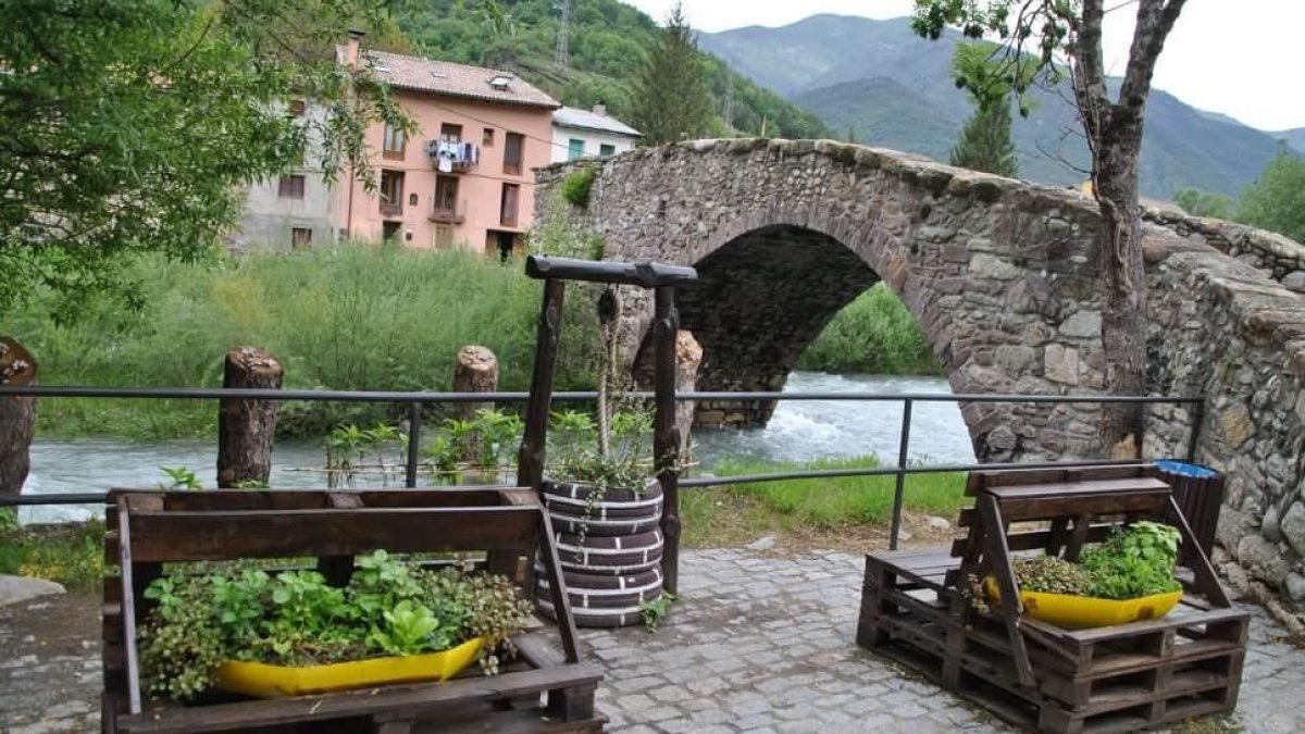 Un dels carrers decorats de Vilaller l’any passat.