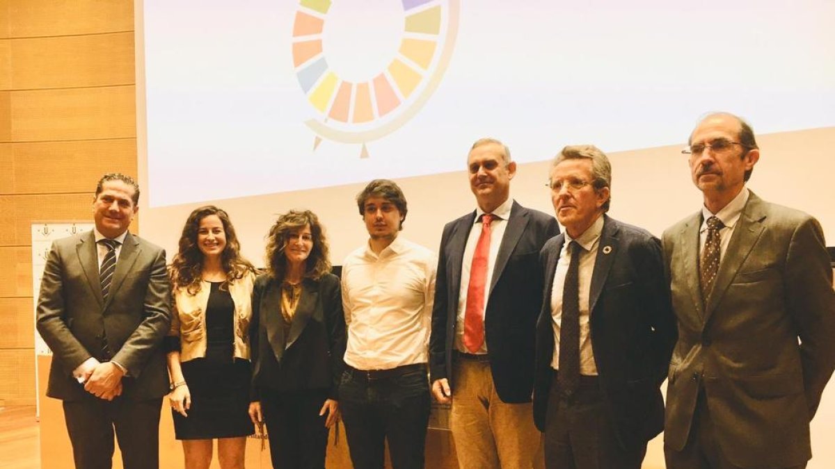 El guardonat, al centre, amb els impulsors del premi.