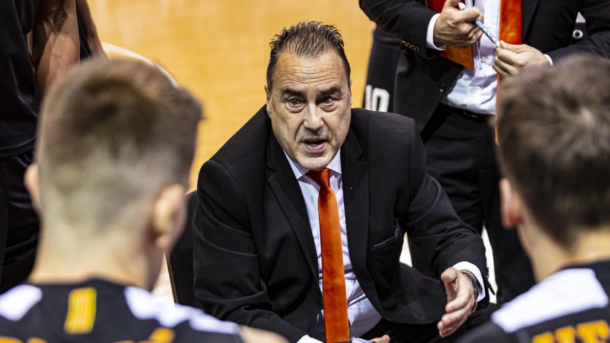 Gustavo Aranzana dona instruccions als jugadors durant l’últim partit al Barris Nord.