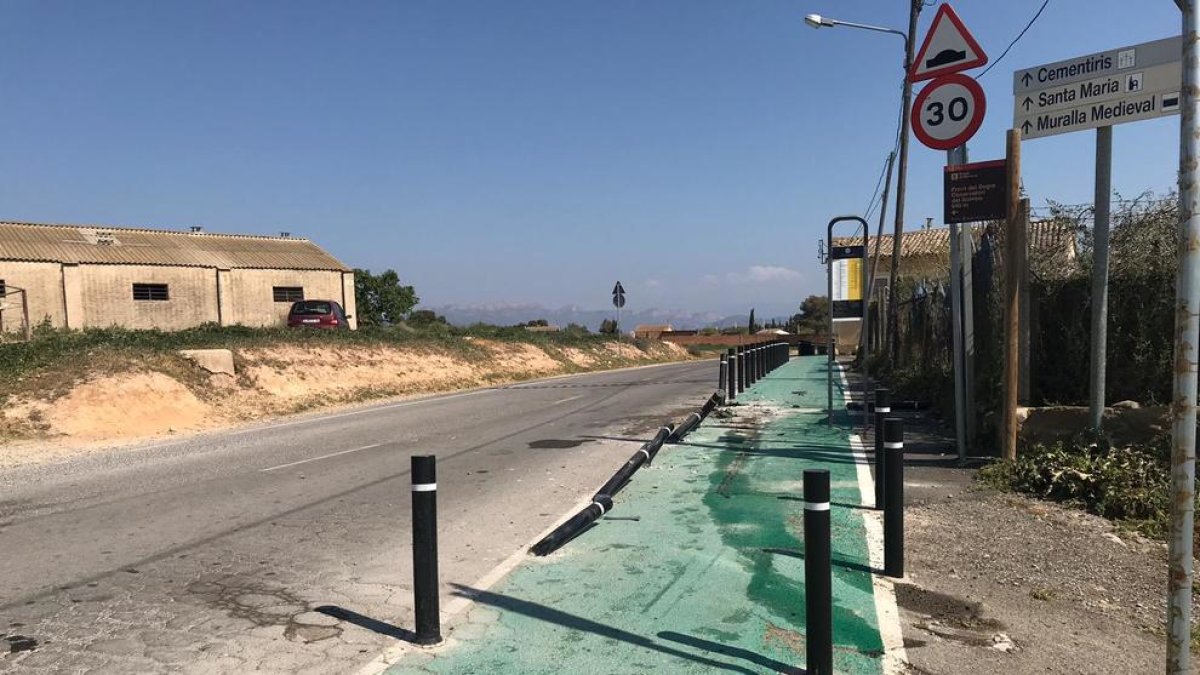 Un coche arranca pilonas de un camino escolar en Balaguer