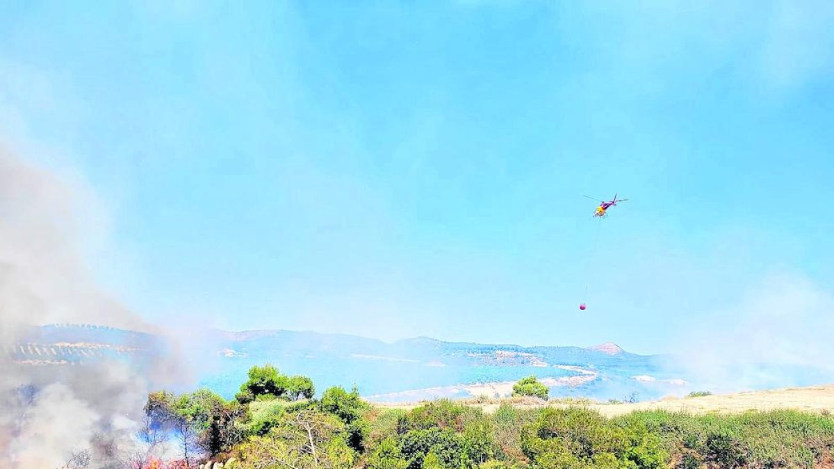 Un helicóptero a punto de efectuar una descarga ayer al mediodía.