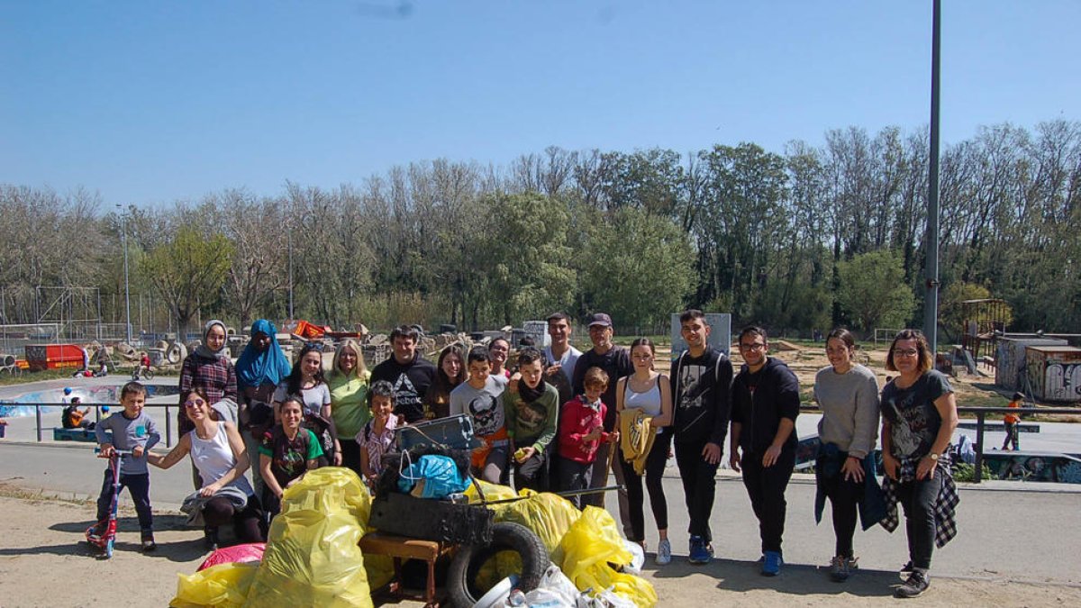 Imagen de los voluntarios que participaron en la mejora ambiental con la basura que recogieron.