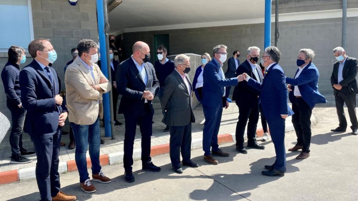 El conseller Tremosa, ayer, en Edullesa saludando al presidente de la Diputación, Joan Talarn.