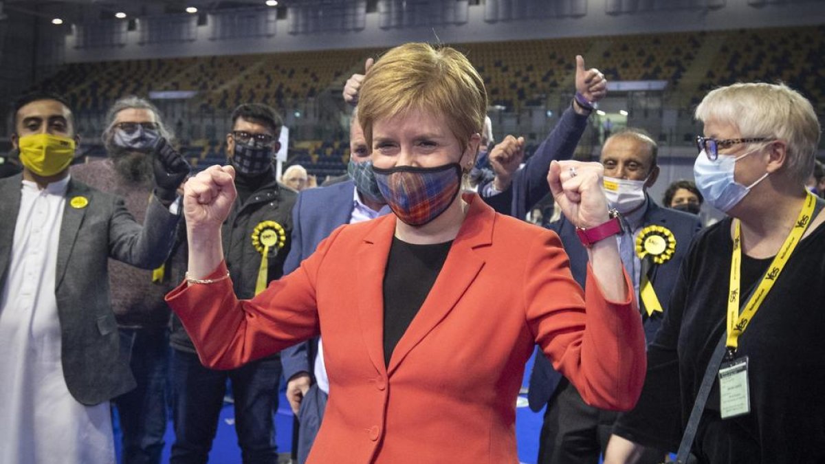 Sturgeon celebrando sus primeros datos en el recuento de votos.