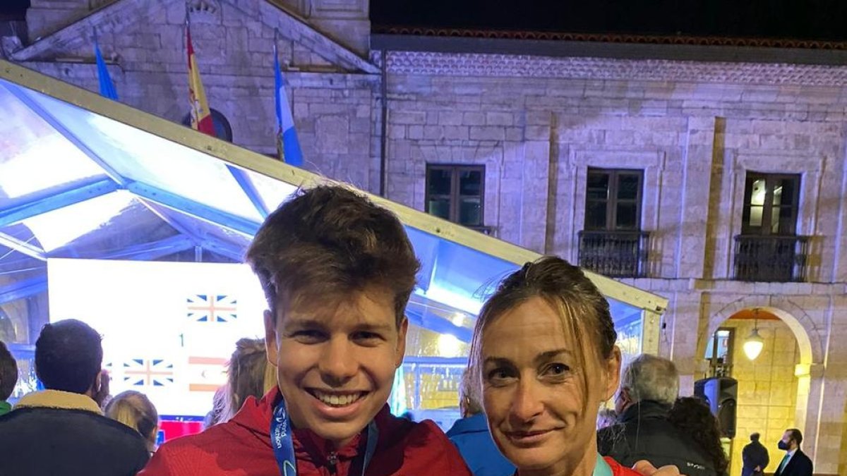 Bellostas i Ribalta amb les dos medalles al Mundial.