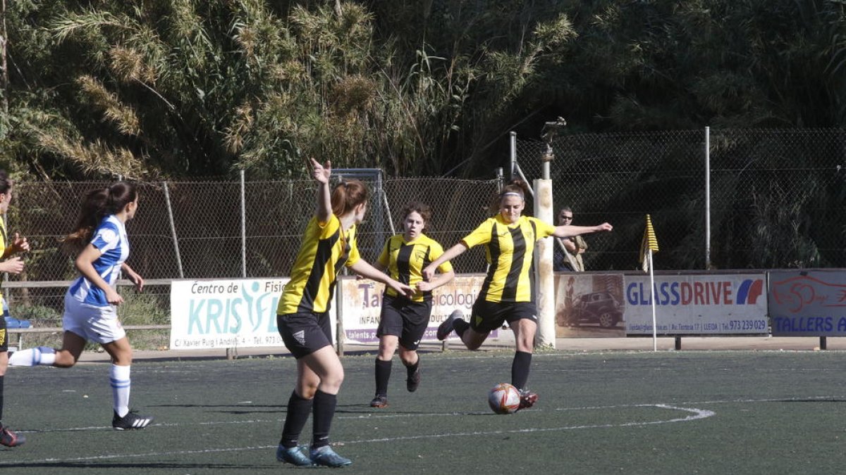 Una jugadora del Pardinyes es disposa a rebutjar la pilota.