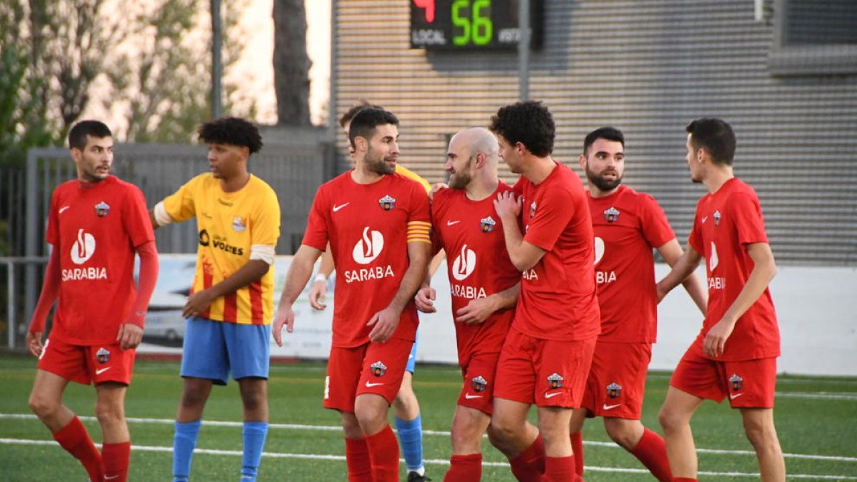 Los jugadores del Alpicat celebran la consecución de uno de sus goles ante el Térmens.