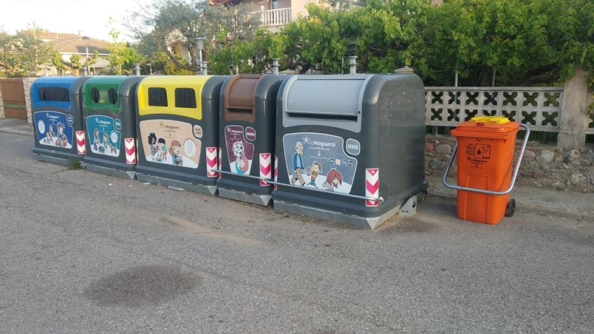 Uno de los contenedores de aceite usado (naranja).