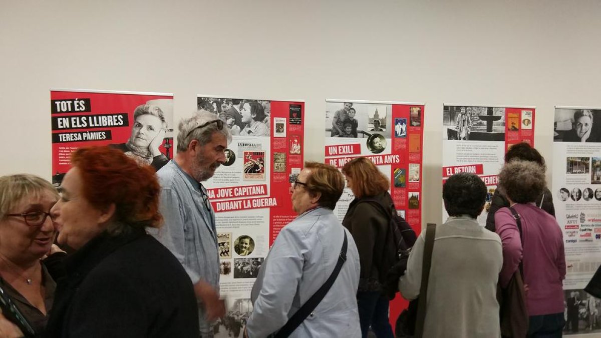 Estreno ayer de la exposición sobre Teresa Pàmies en el vestíbulo de la sede de CCOO en Barcelona.