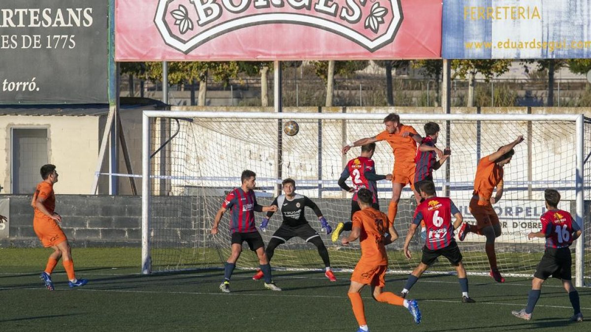Una acción del partido de ayer de disputa de un balón aéreo en una de las áreas.