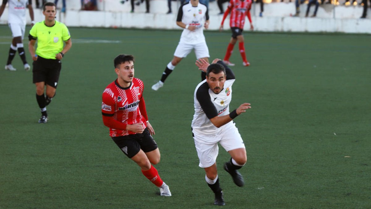 Un jugador del Borges s’escapa amb velocitat amb la pilota perseguit per un rival.