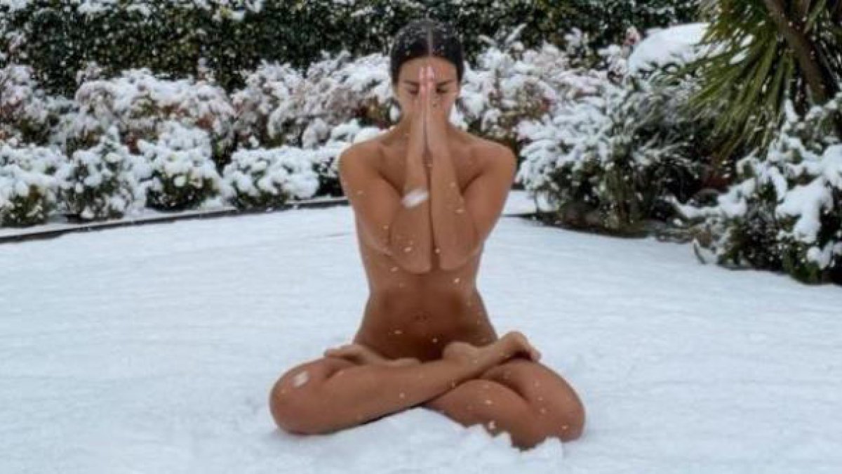 Cristina Pedroche practica yoga totalmente desnuda bajo la intensa nevada en Madrid