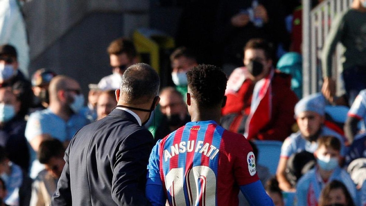 Ansu Fati tuvo que retirarse lesionado antes del descanso.
