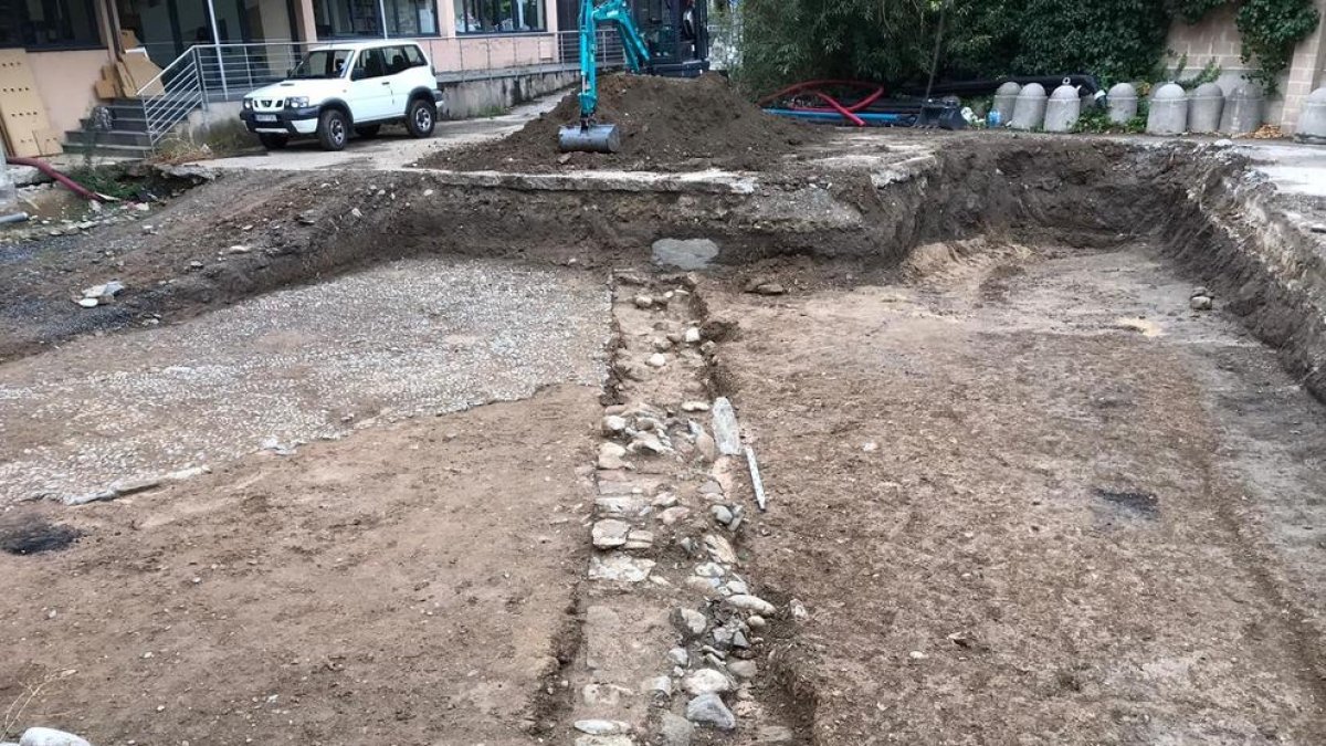 El tramo de la muralla bajo medieval descubierto en el yacimiento del Pati de les Monges de la Seu d'Urgell durante las tareas de delimitación de la zona arqueológica.