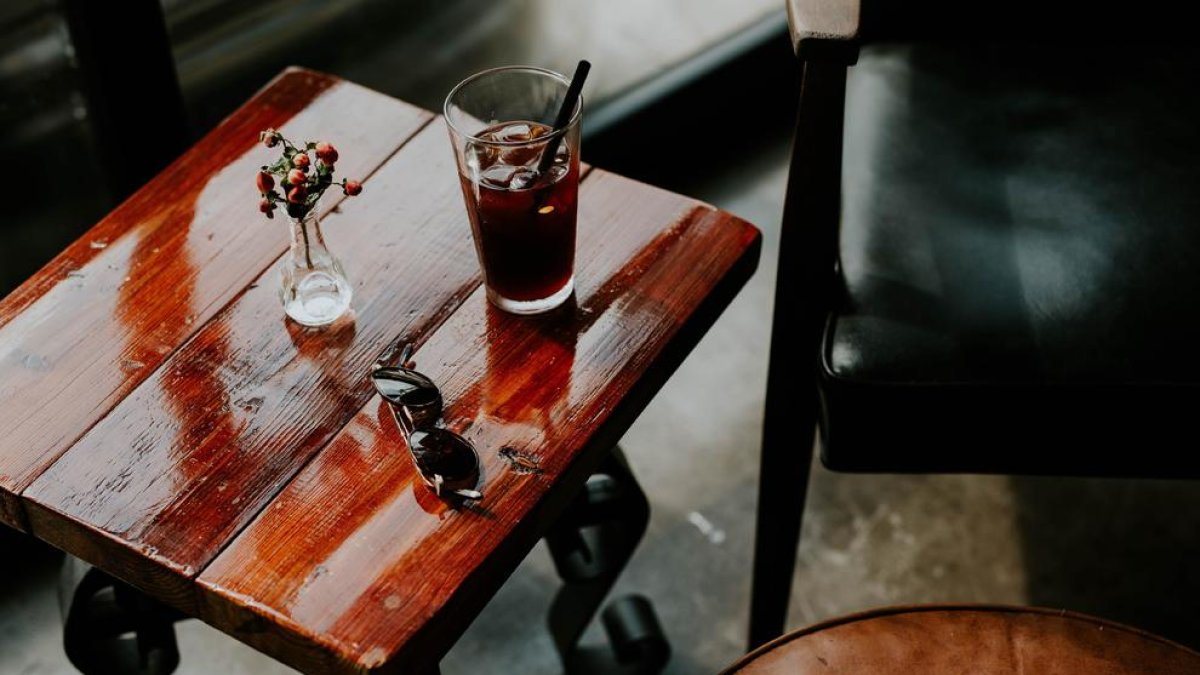 ¿A cuántas tazas de café equivale una bebida de cola?