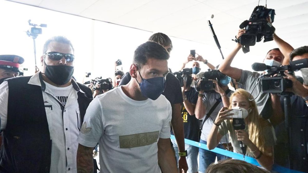 El davanter argentí Lionel Messi, a la seua arribada aquest migdia a la Terminal corporativa de l'Aeroport del Prat de Barcelona, des d'on ha partit cap a París juntament amb la seua família, per formalitzar el contracte pel club de futbol francès del París Saint Germain.