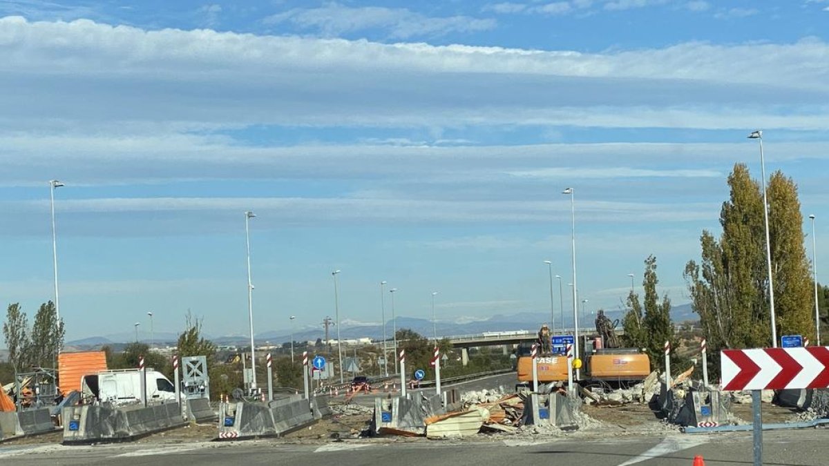 Circulació pels laterals mentre enderroquen el peatge de Lleida ciutat