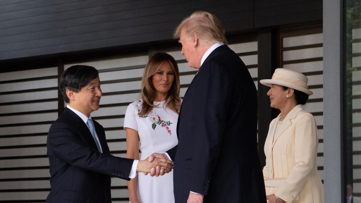Trump saluda el nou emperador japonès, Naruhito.