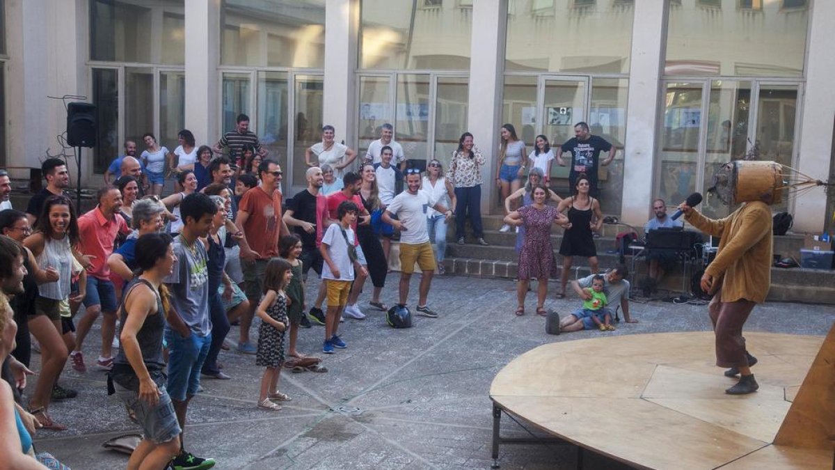 El ensayo abierto, el último antes del certamen, tuvo lugar ayer en el claustro de la Escola Ondara.