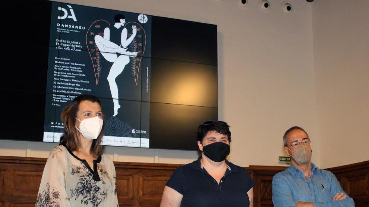 Rut Martínez, Estefania Rufach y Ferran Rella, ayer en la presentación del Dansàneu en el IEI.