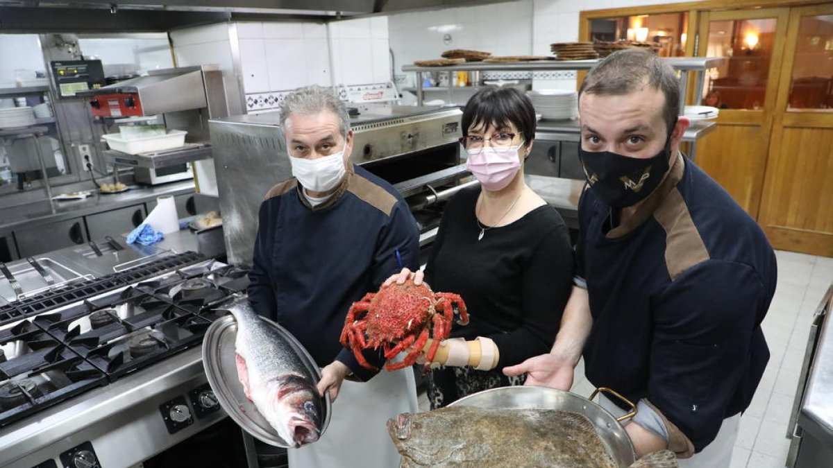 A la dreta Héctor, el guanyador, amb els seus pares, Ángel i María Teresa, a la cuina del restaurant.