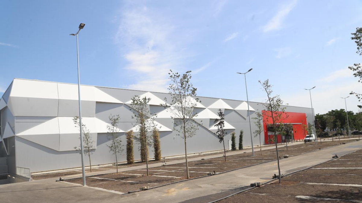 Imagen de la nave de Conforama, en la avenida Miquel Batllori.