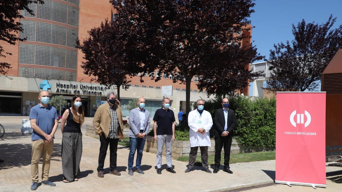 Presentación de los talleres de musicoterapia para sanitarios, ayer ante al hospital Arnau de Vilanova.