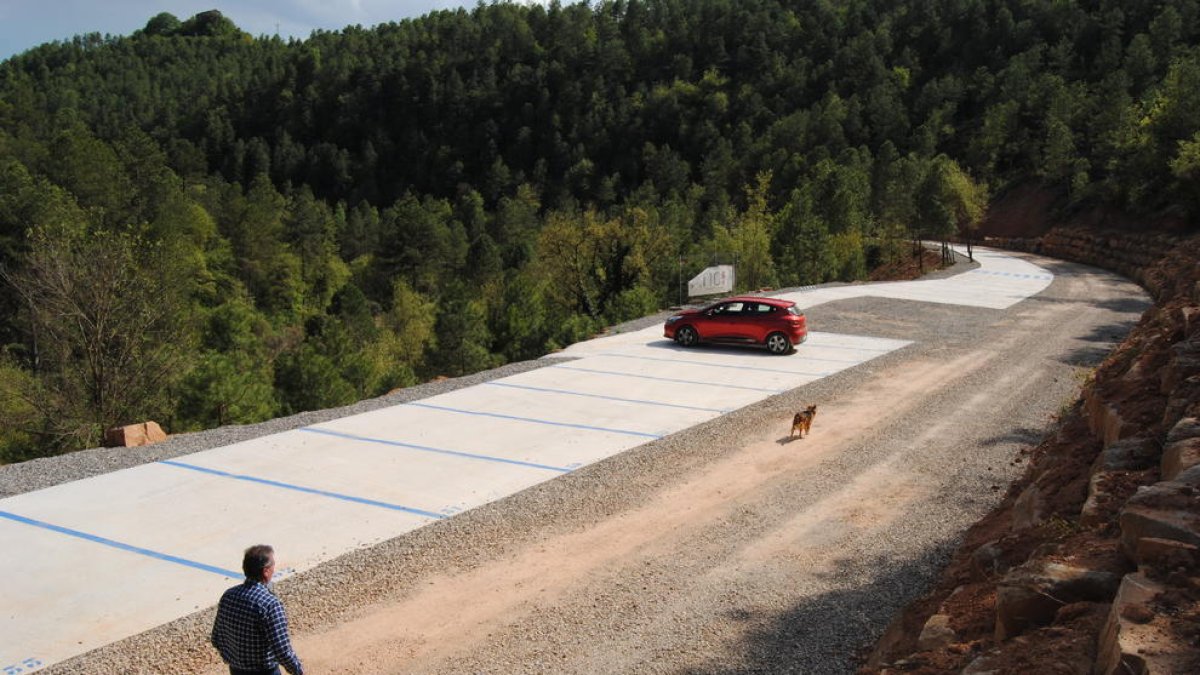 El alcalde, Antoni Reig, en la primera de las tres áreas de parking en la zona dels Gorgs del río Rialb.