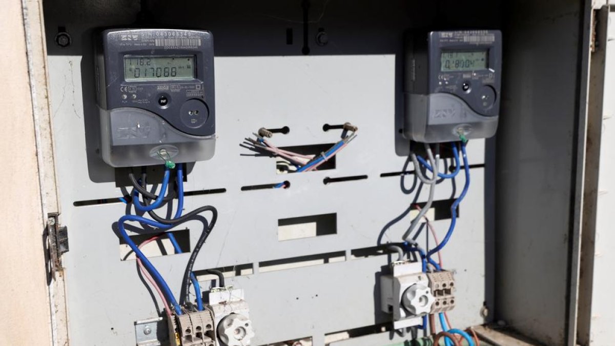 Detalle de dos contadores de la luz en un edificio