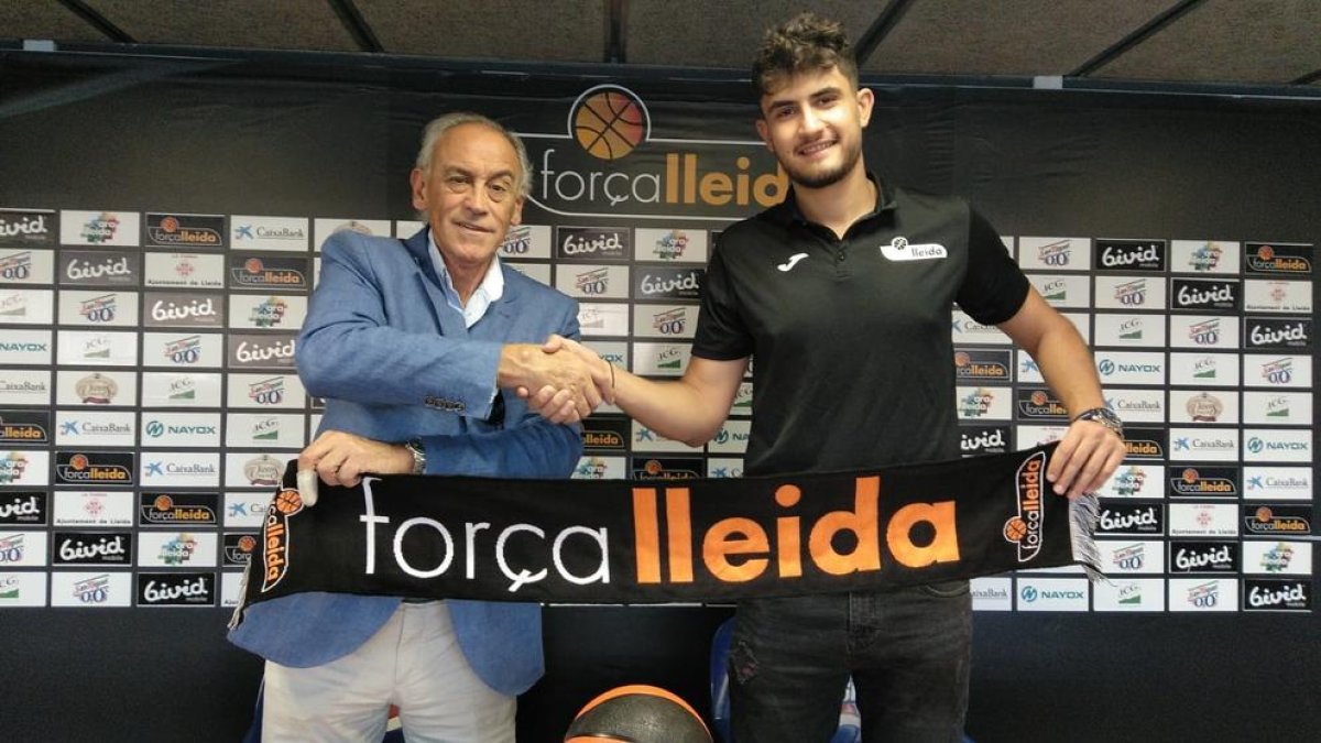 Marc Martí va posar amb el president, Félix González, al firmar dilluns el contracte amb el club.