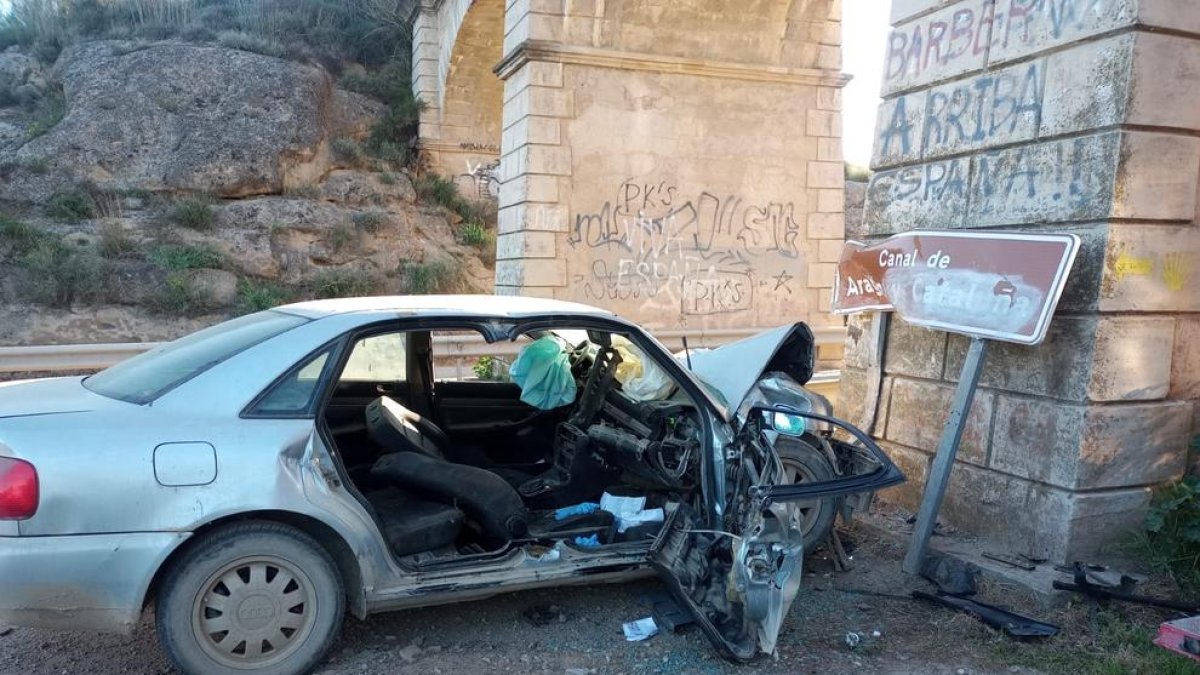 Imagen del turismo tras el accidente en la A-140 en Albelda.