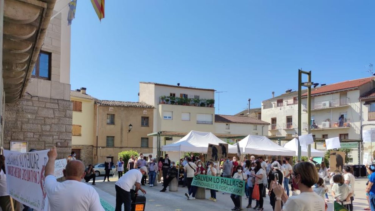 Lectura del manifiesto por un cambio de modelo energético ante el ayuntamiento de Isona.