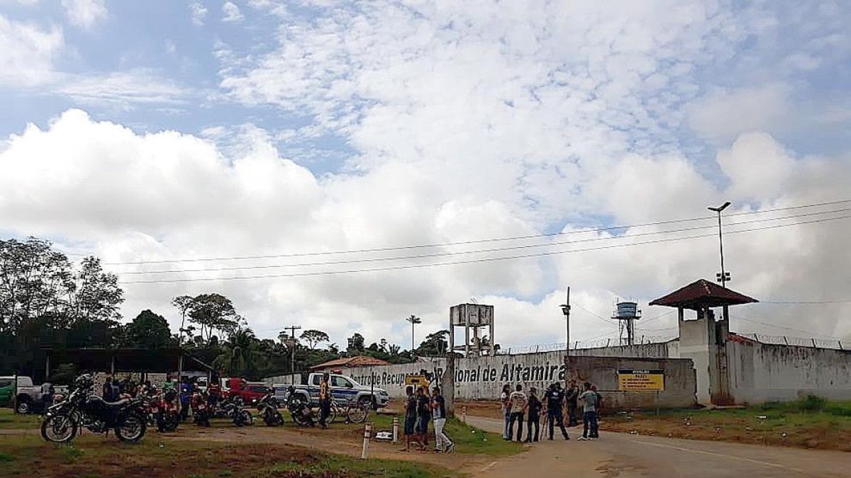 Al menos 57 muertos tras una pelea de bandas en una cárcel de Brasil