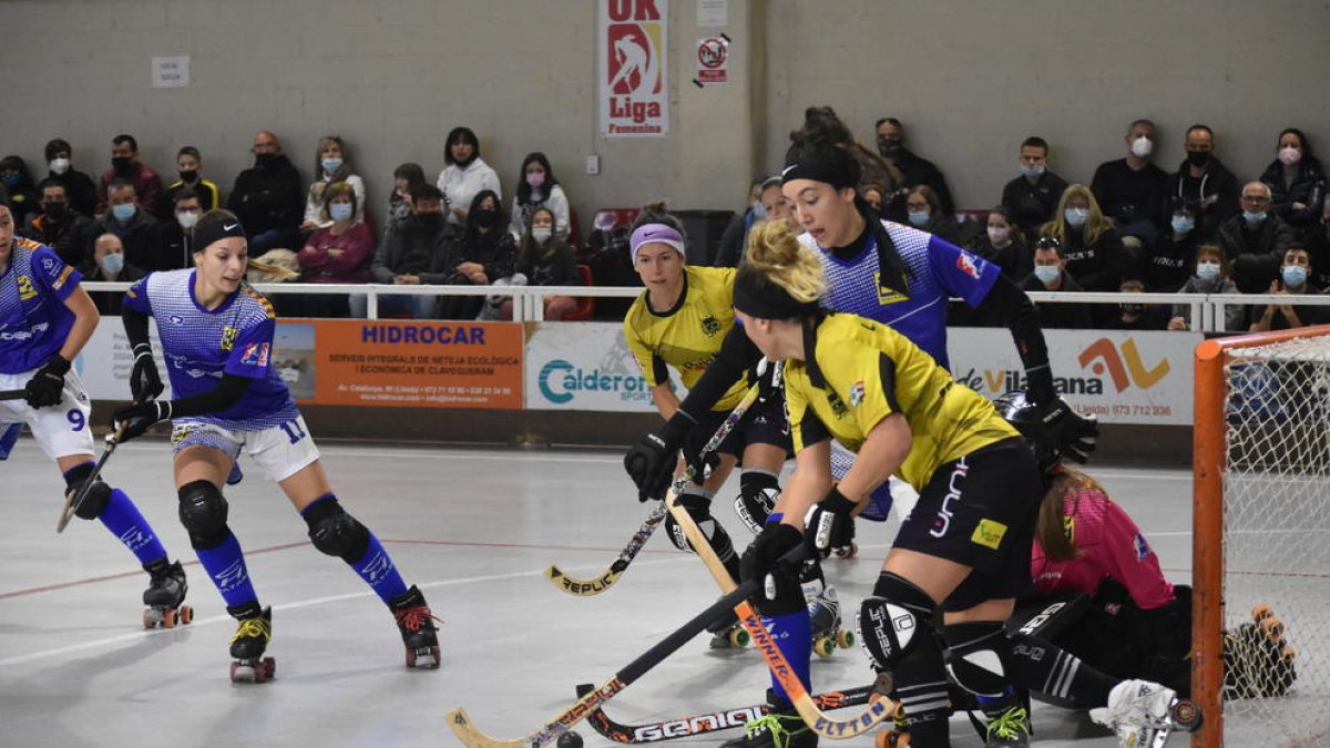 Laura Barcons, que anotó dos tantos ayer, intenta un remate ante la portería del Mataró.