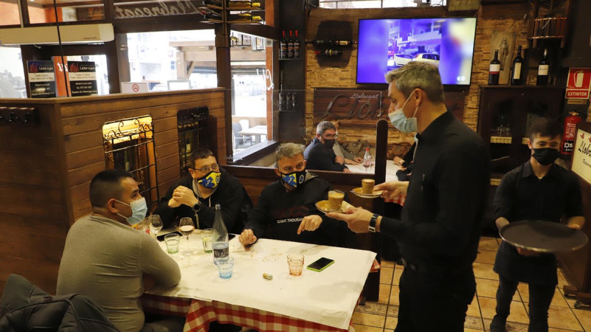 Varias personas en el restaurante Llobregat de Lleida más allá de las 15.30 horas.