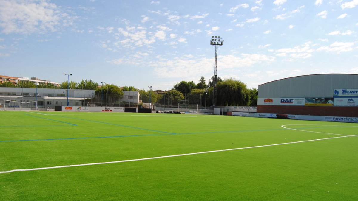 El camp d’esports ja llueix la nova gespa.