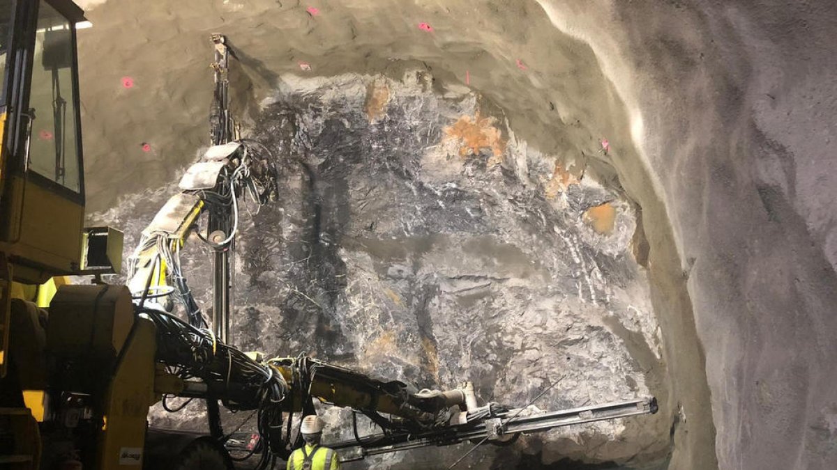 Imagen de los trabajos de perforación en la boca sur del túnel.