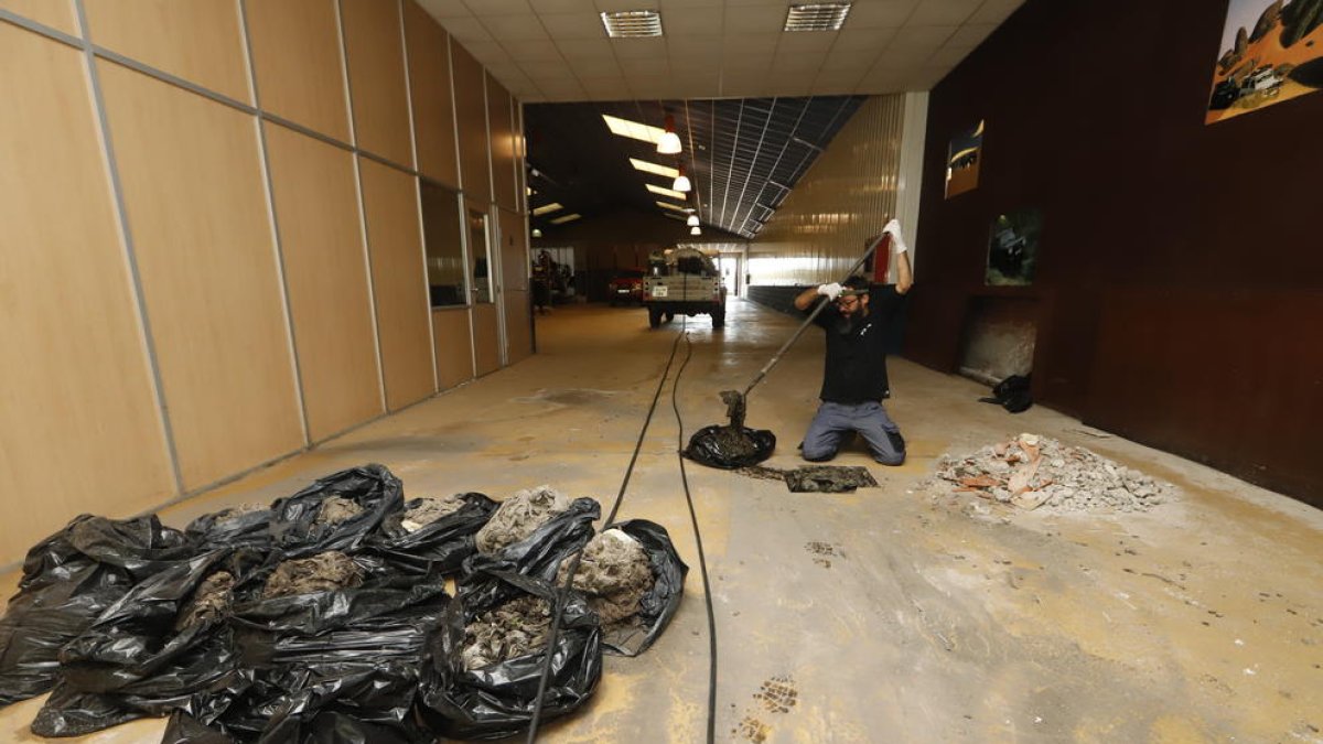 Operaris van desembussar ahir canonades d’un dels locals.